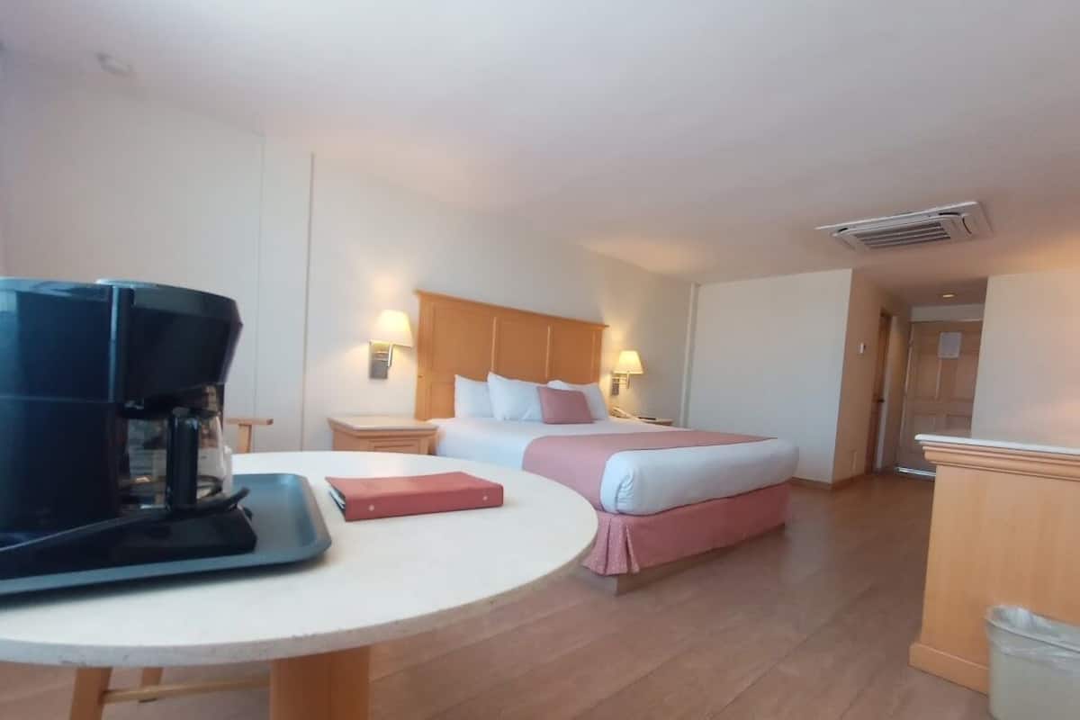 Room, 1 Katil Raja (King), Non Smoking | 1 bilik tidur, peti besi dalam bilik, meja, langsir/tirai gelap terus