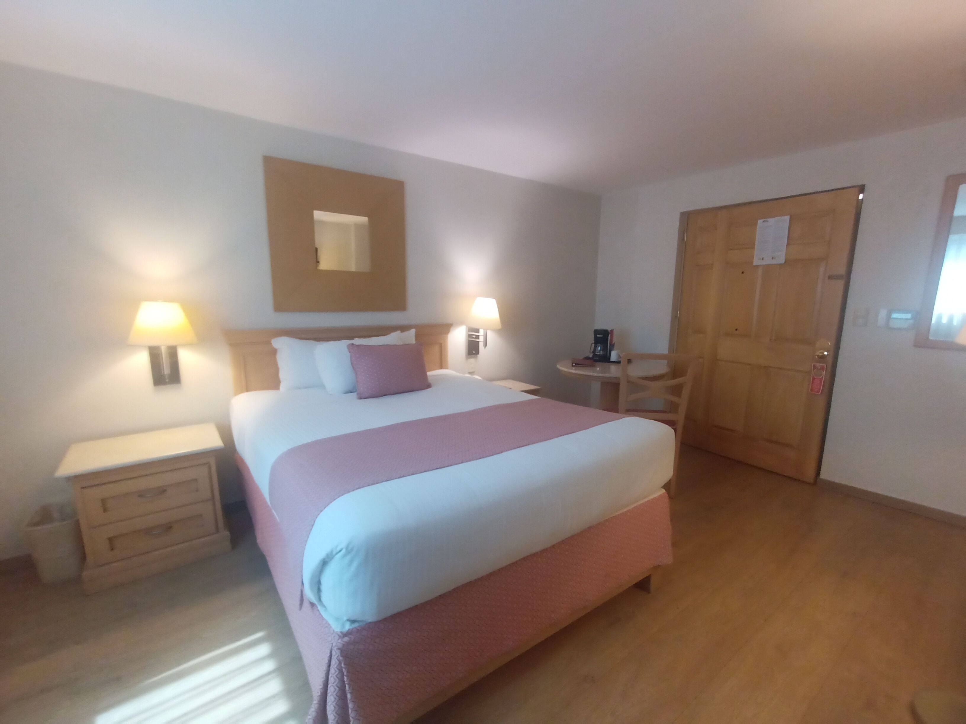 Habitación, 1 cama Queen size, acceso para personas con movilidad reducida, para no fumadores | Caja de seguridad en la habitación, escritorio y cortinas blackout 