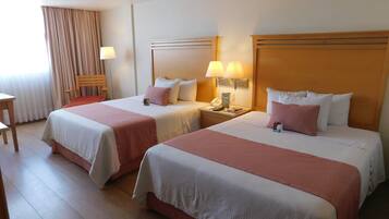 Kamar Standar, 2 Tempat Tidur Queen | 1 kamar tidur, brankas, meja kerja, dan tirai kedap cahaya