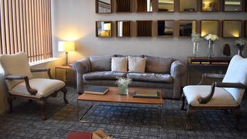 Área de estar no saguão