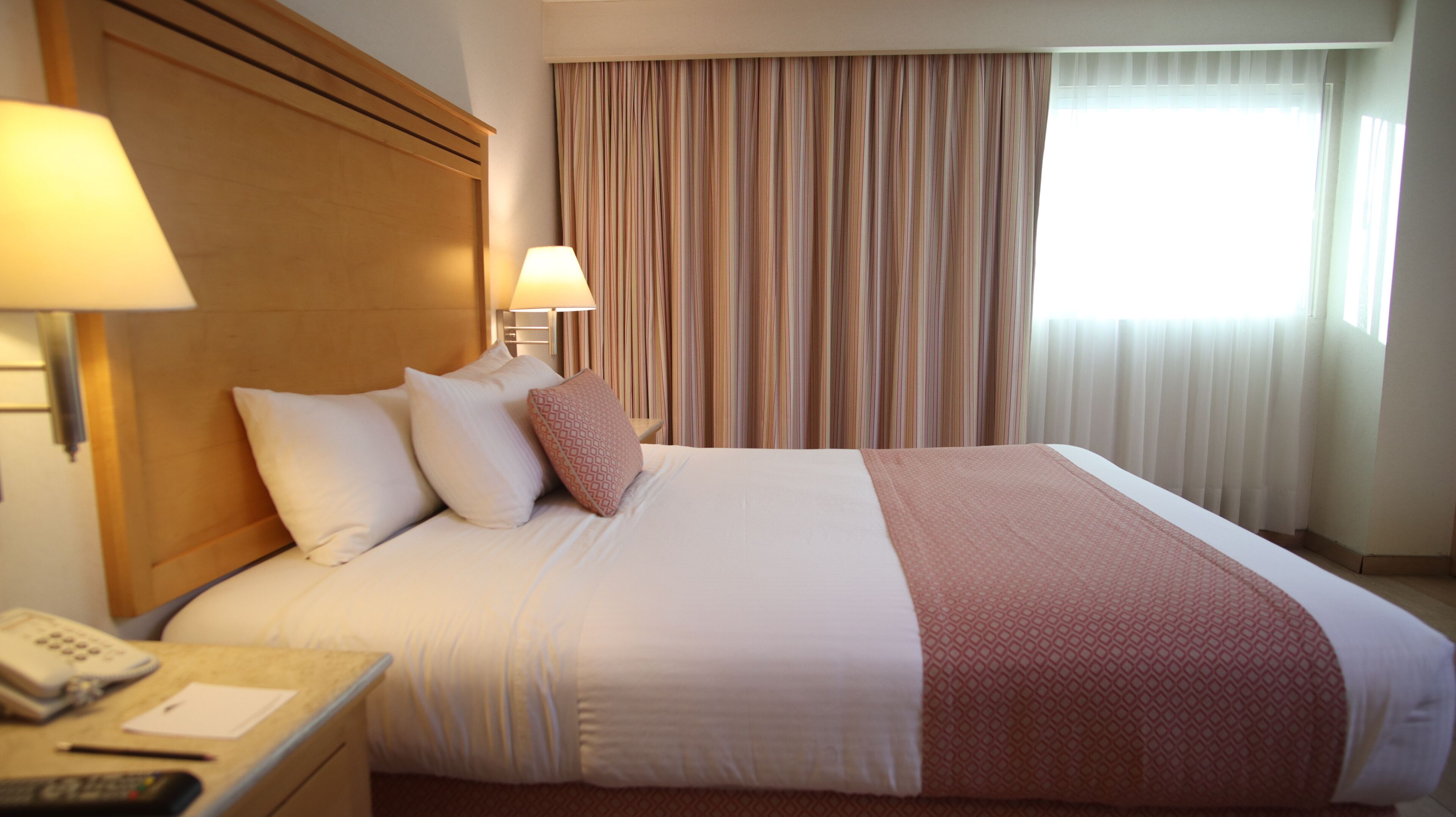 Habitació, 1 llit de matrimoni, no fumadors | Caixa forta a l'habitació, escriptori i cortines opaques 