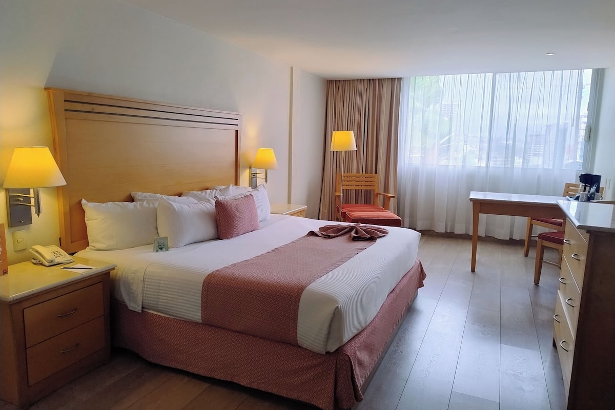 Deluxe Suite, 1 King Bed, Non Smoking | In-room safe, desk, blackout drapes, iron/ironing board
