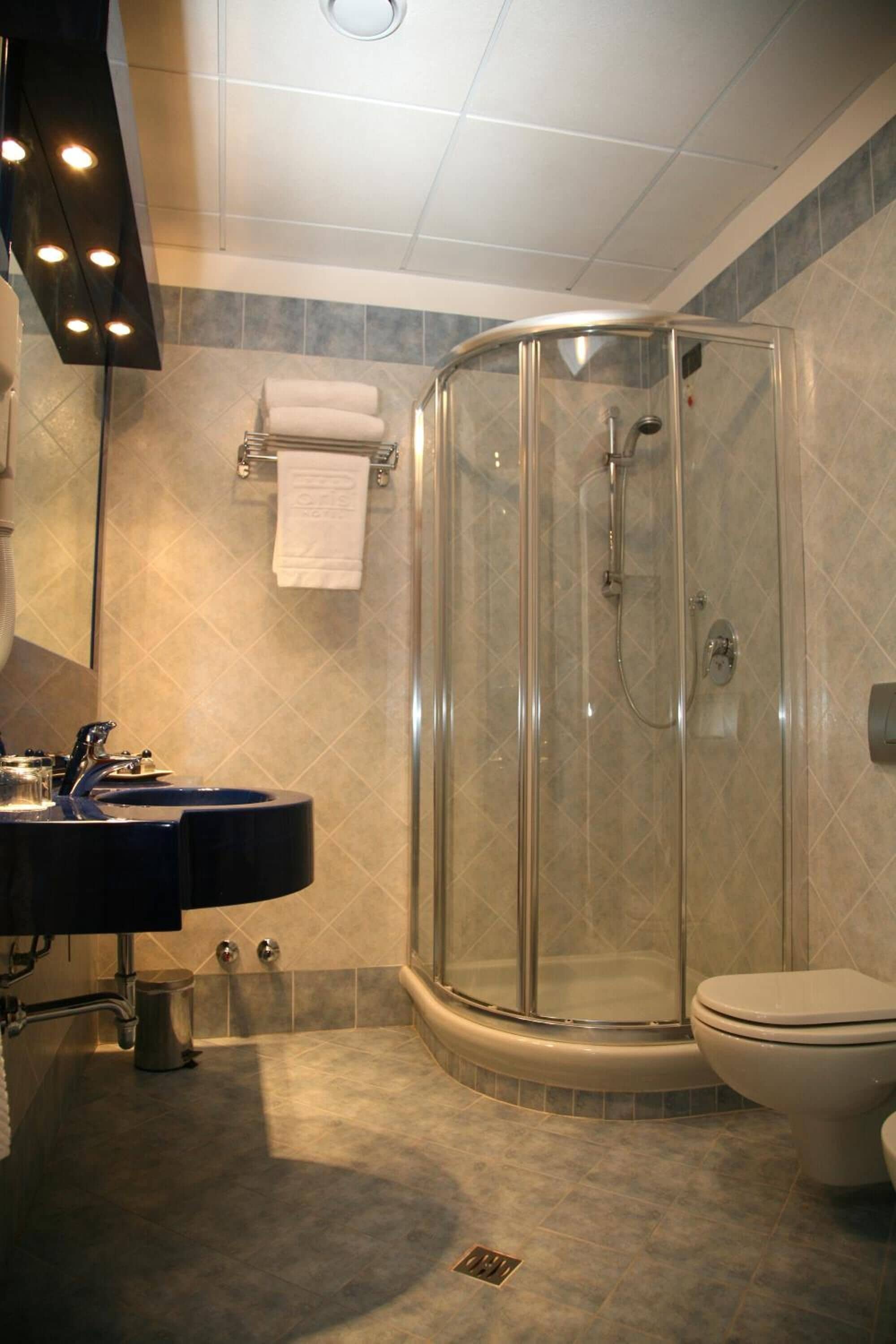 shower, free toiletries, hair dryer, bidet