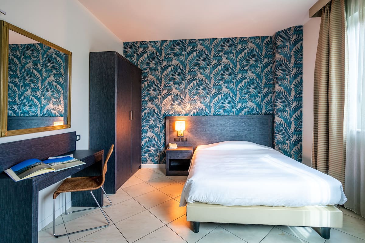 Down duvets, in-room safe, desk, blackout curtains