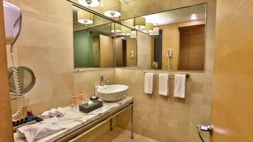 Camino Real Club King | Bathroom | Shower, rainfall showerhead, free toiletries, hair dryer