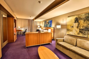 Junior Suite, 1 King Bed | Premium bedding, in-room safe, desk, blackout drapes