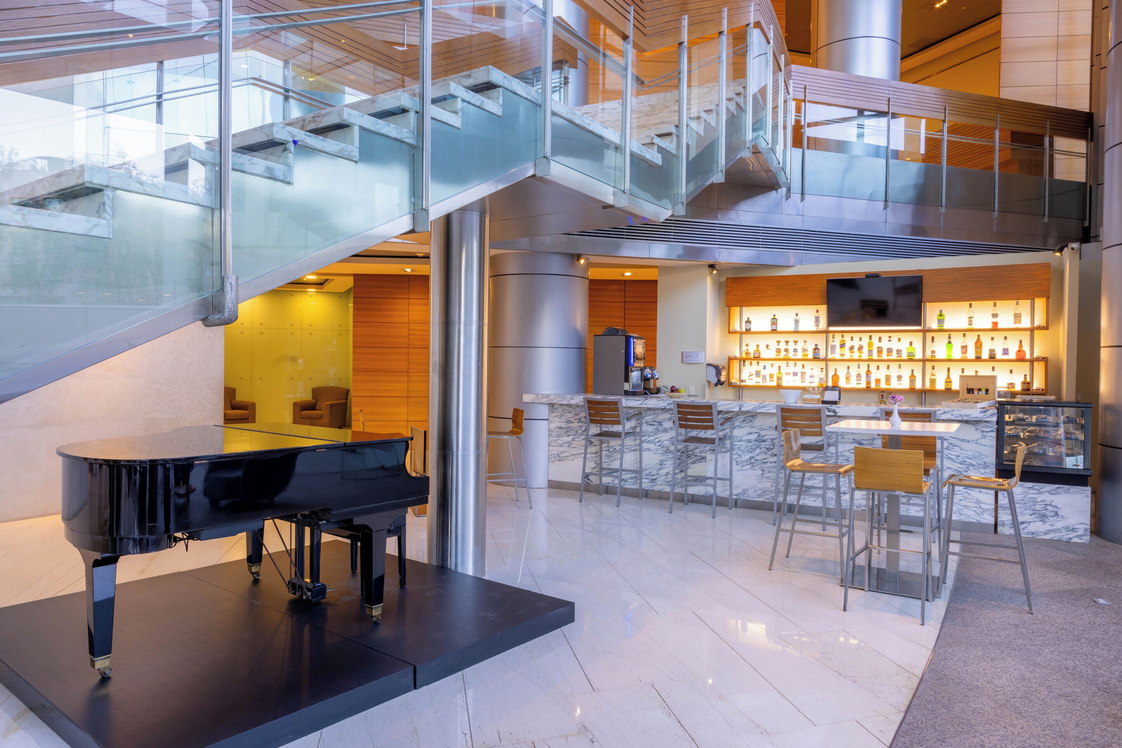 Lobby-lounge