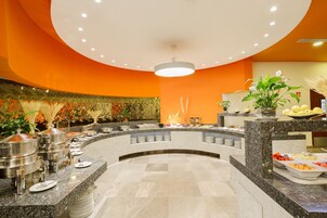 Daily buffet breakfast (MXN 320 per person)