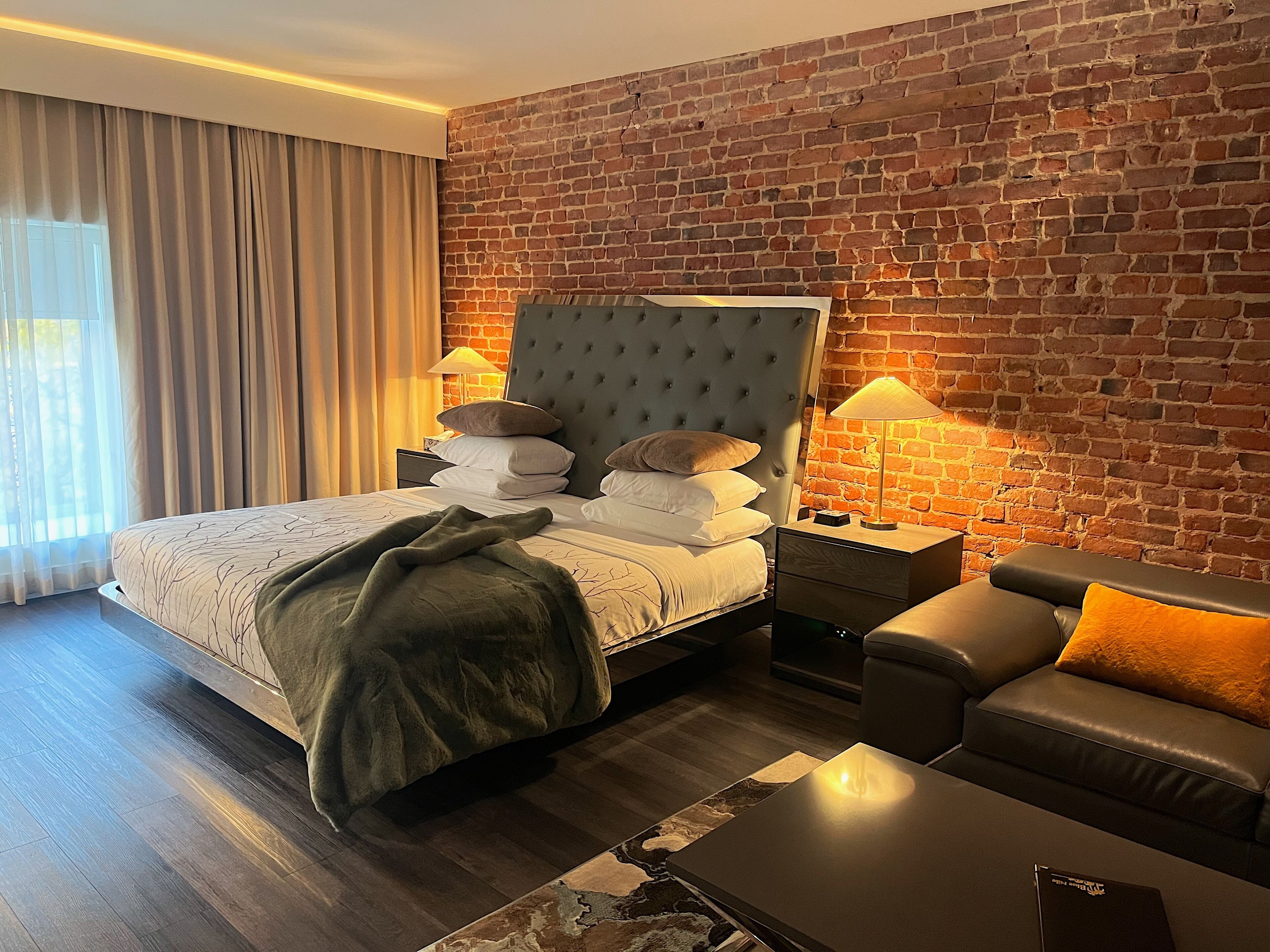 Suite ejecutiva, 1 cama de matrimonio grande | Caja fuerte, escritorio, tabla de planchar con plancha y wifi gratis