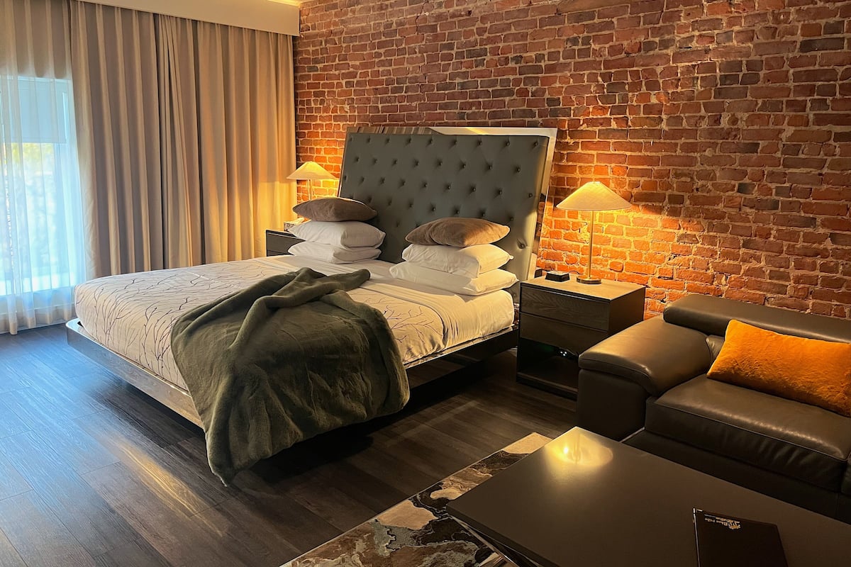 Caja de seguridad en la habitación y escritorio