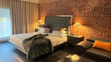 Suíte executiva, 1 cama King | Cofres nos quartos, escrivaninha, ferros/tábuas de passar roupa