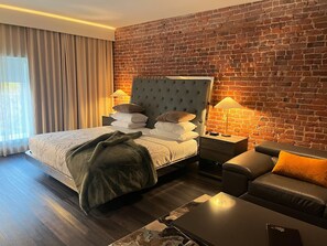 خزنة داخل الغرفة ومكتب ومكواة/لوح كي وواي فاي مجانًا