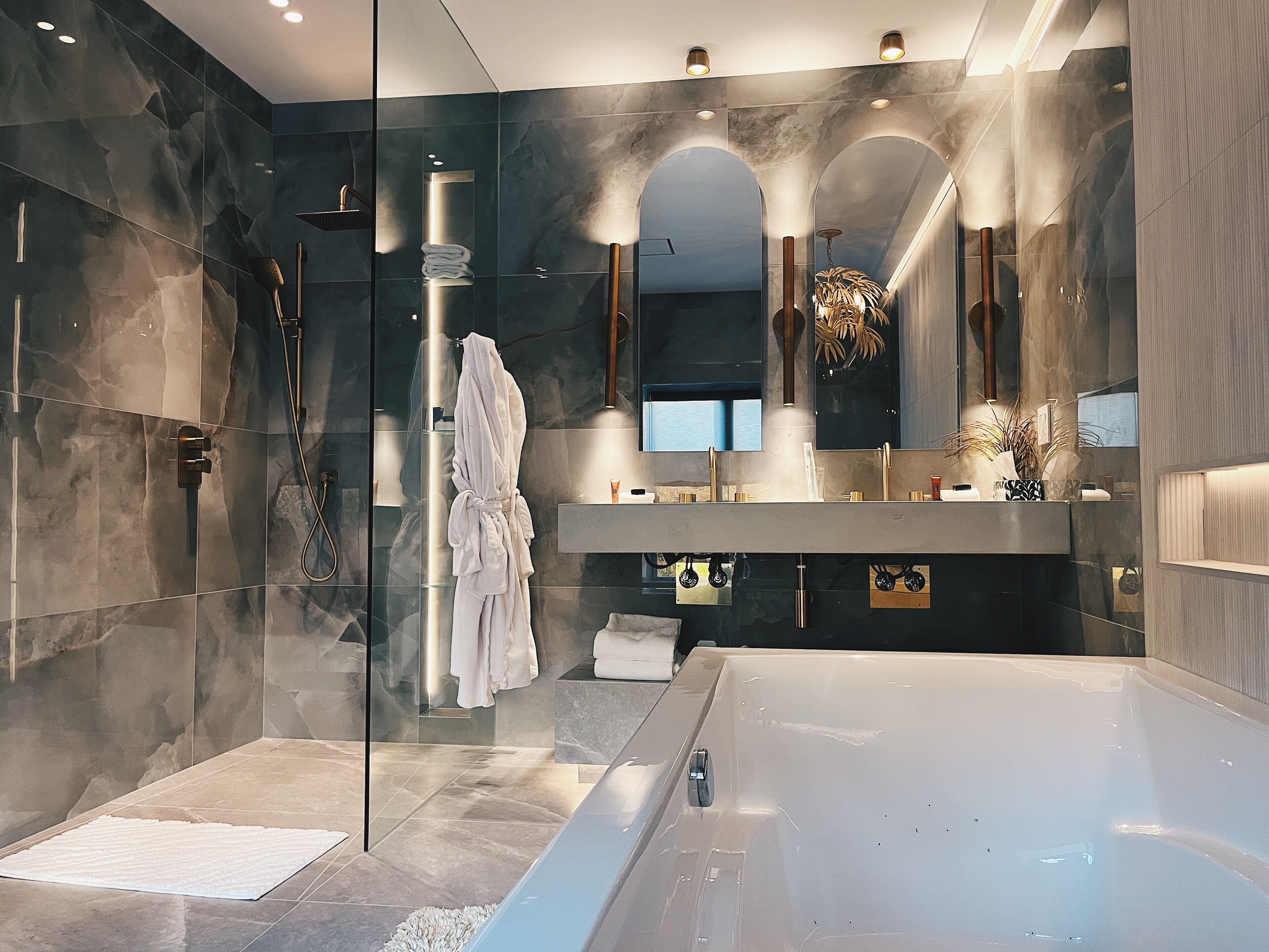 Executive Suite, 1 King Bed | Bathroom | Hair dryer, children's dressing gowns, heated floors, towels