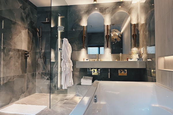 Executive Suite, 1 King Bed | Bathroom | Hair dryer, children's robes, heated floors, towels