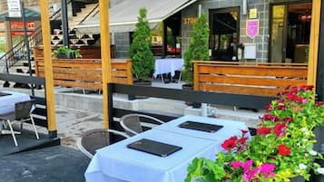 Breakfast, lunch and dinner served