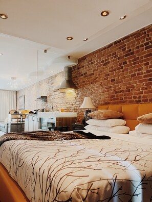 Deluxe Suite, King size bed & Jacuzz | In-room safe, desk, iron/ironing board, free WiFi