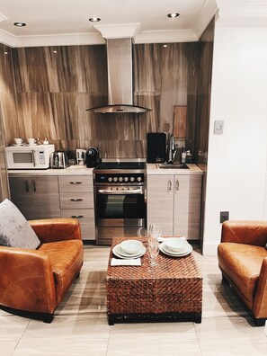 Superior Room, 1 Queen Bed | Private kitchen