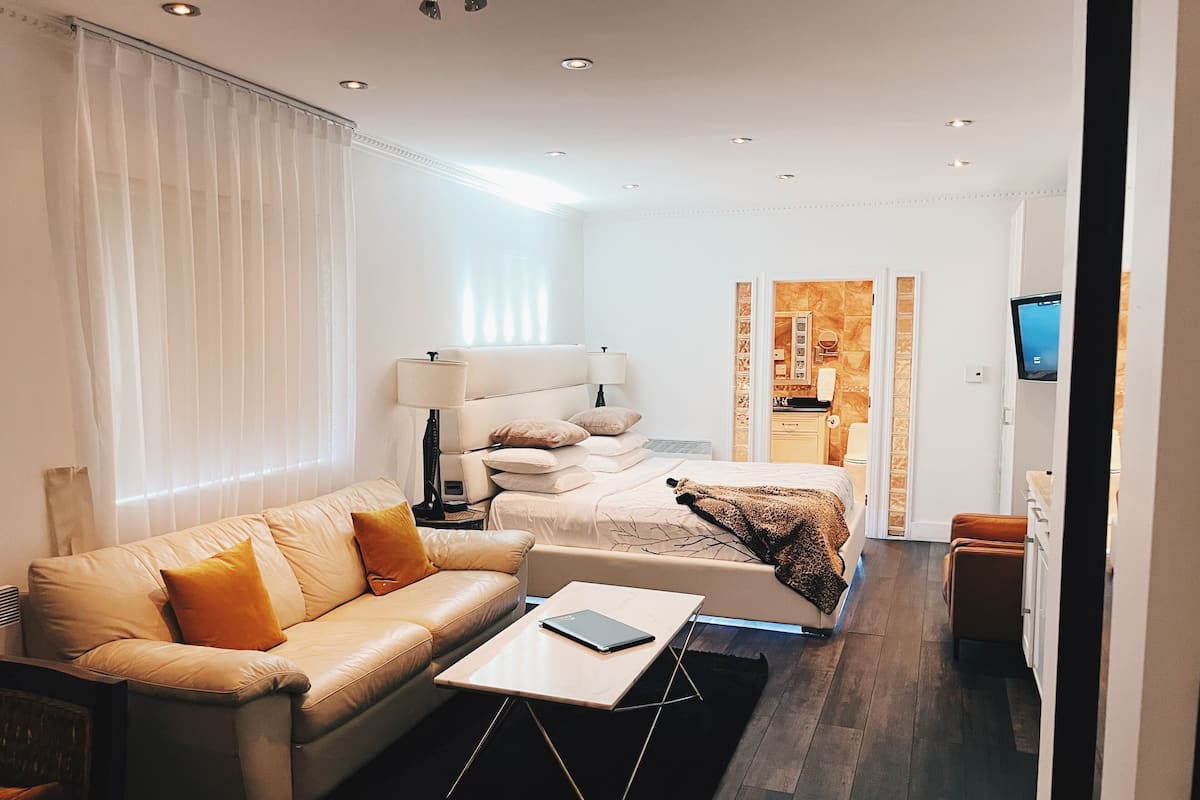 Suite Junior, 1 letto king | Una cassaforte in camera, una scrivania, ferro/asse da stiro