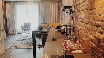Suite Deluxe, 1 cama King size | Cocina privada | Refrigerador, microondas, cafetera de espresso y tetera eléctrica