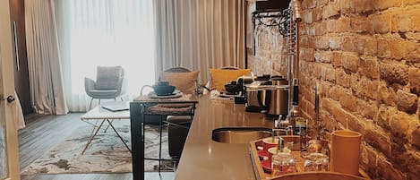 Deluxe Suite, King size bed & Jacuzz | Private kitchen