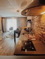 Refrigerador, microondas, cafetera expreso, tetera/pava eléctrica