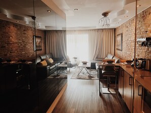 Deluxe Suite, King size bed & Jacuzz | Living area