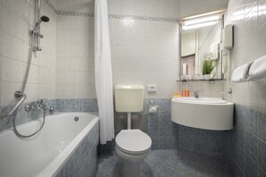 Familierom, balkong | Bad | Badekar, hårføner, håndklær og såpe