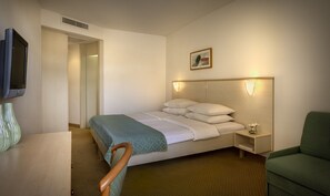 Desk, bed sheets - Rubin Sunny Hotel (Porec)