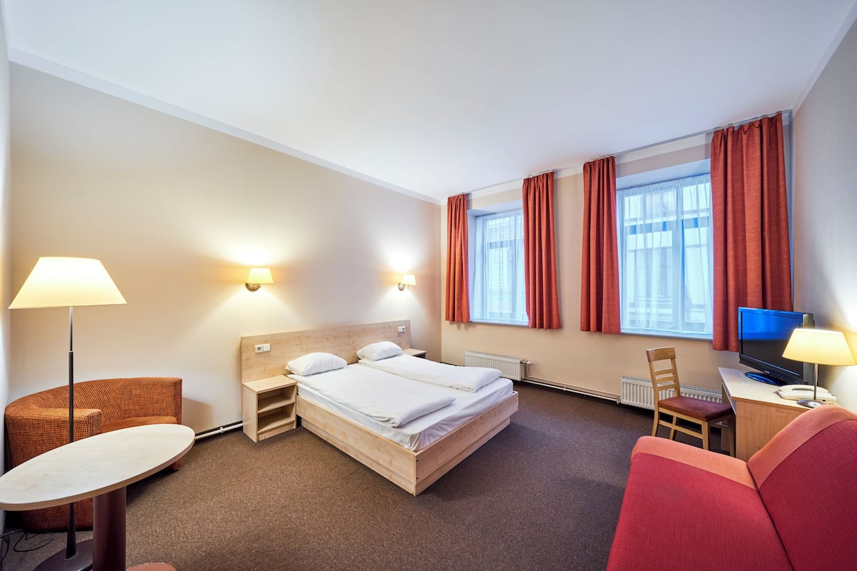 Superior kamer, 1 twee- of 2 eenpersoonsbedden | Een bureau, geluiddichte muren, een strijkplank/strijkijzer, gratis wifi