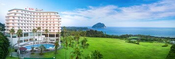 Un hotel con varios pisos, piscina y campo de golf.