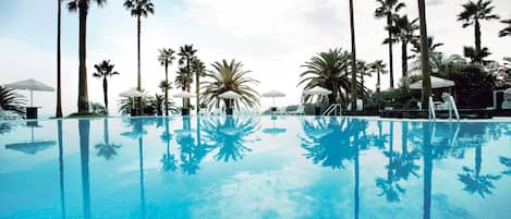 Una piscina techada, una piscina al aire libre de temporada