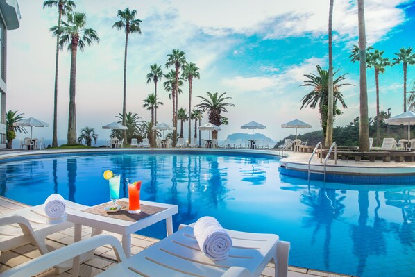 Indoor pool, seasonal outdoor pool