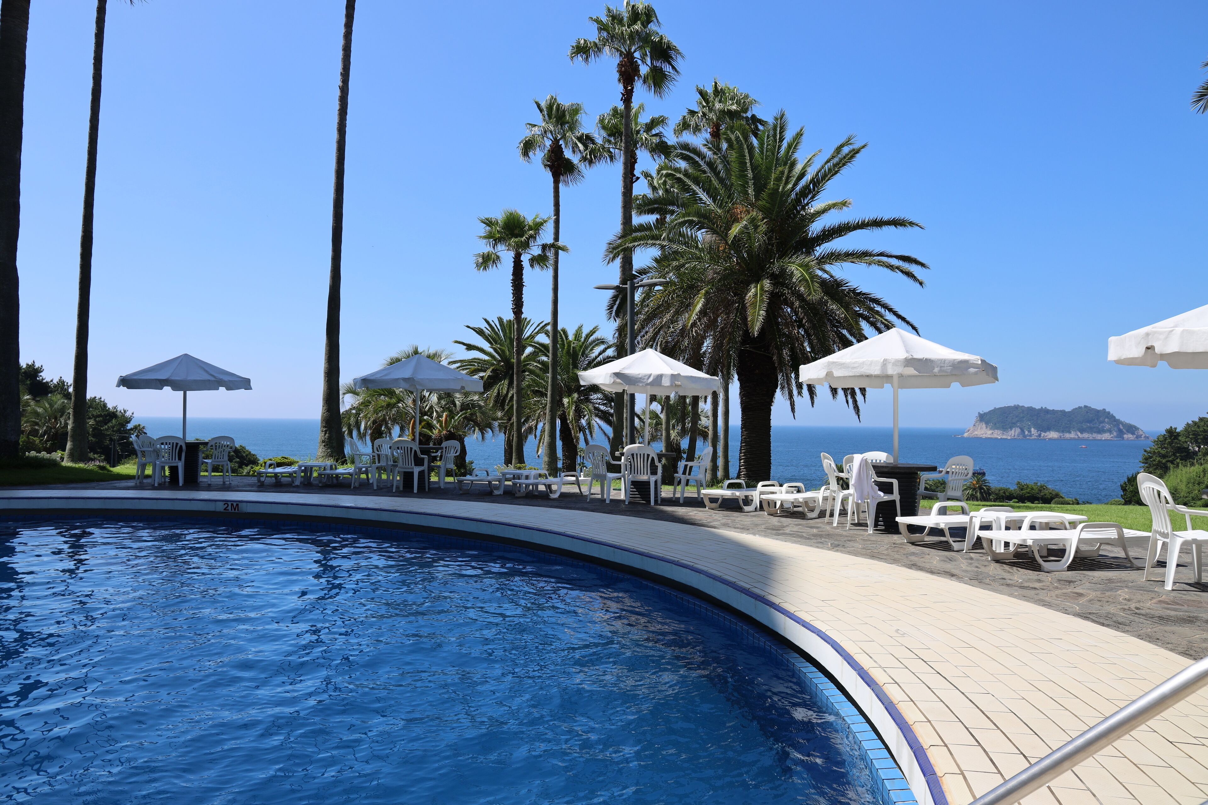 室内游泳池，季节性开放的室外游泳池