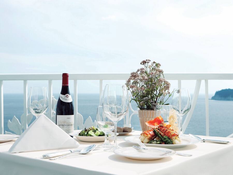 2 restaurants, breakfast served