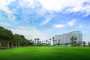 Un hotel de diseño moderno, con fachada curva y varios balcones.