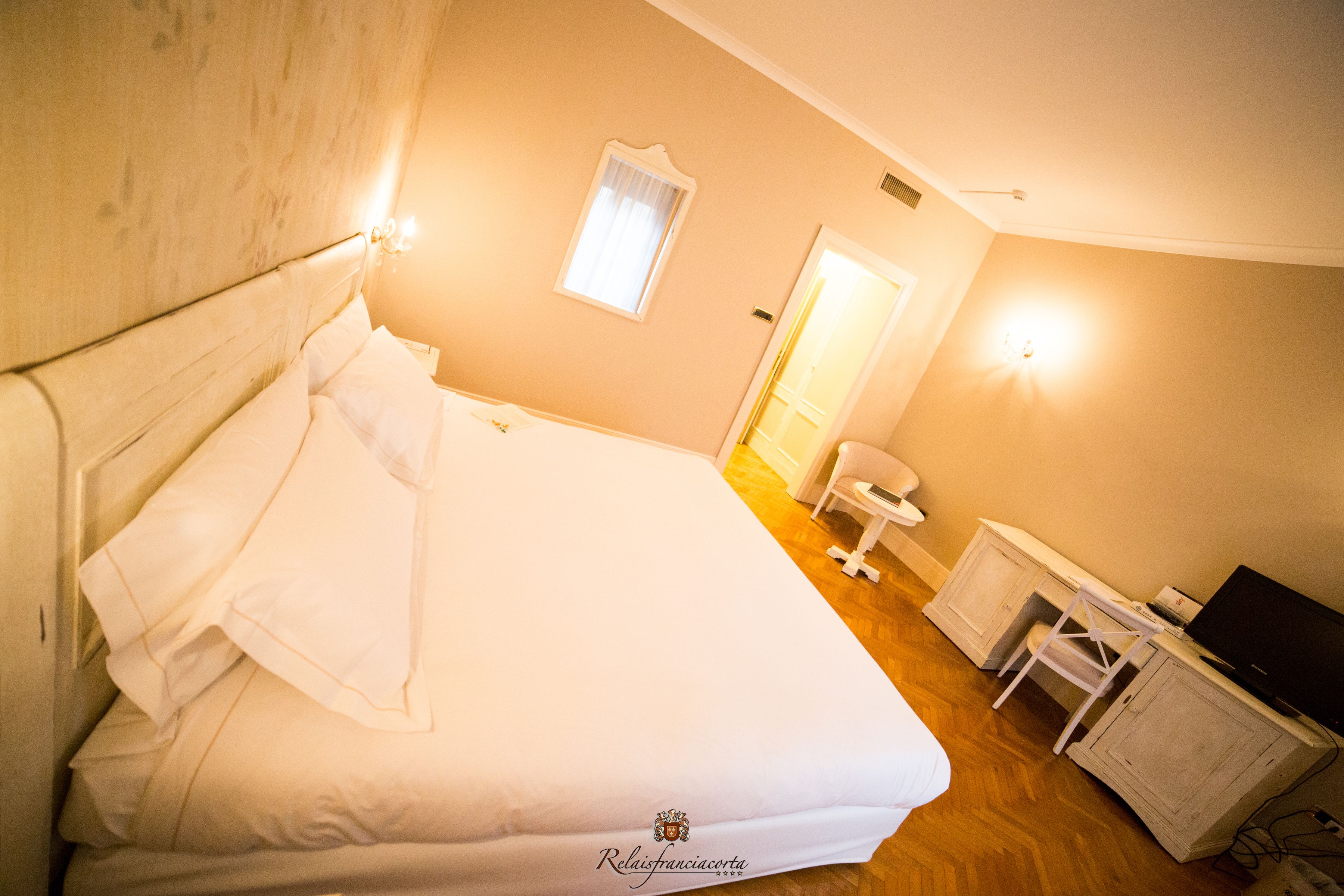 minibar, in-room safe, desk, free wifi