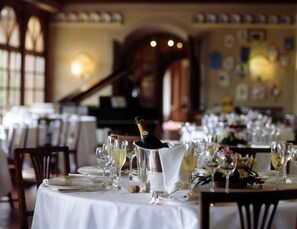 2 restaurants, lunch, dinner served; Italian cuisine