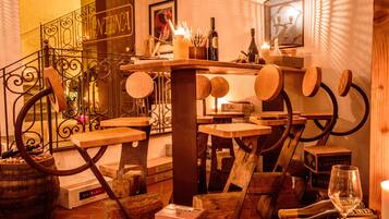 Eine Bar mit Holmöbeln, Weinflaschen und Gläsern.