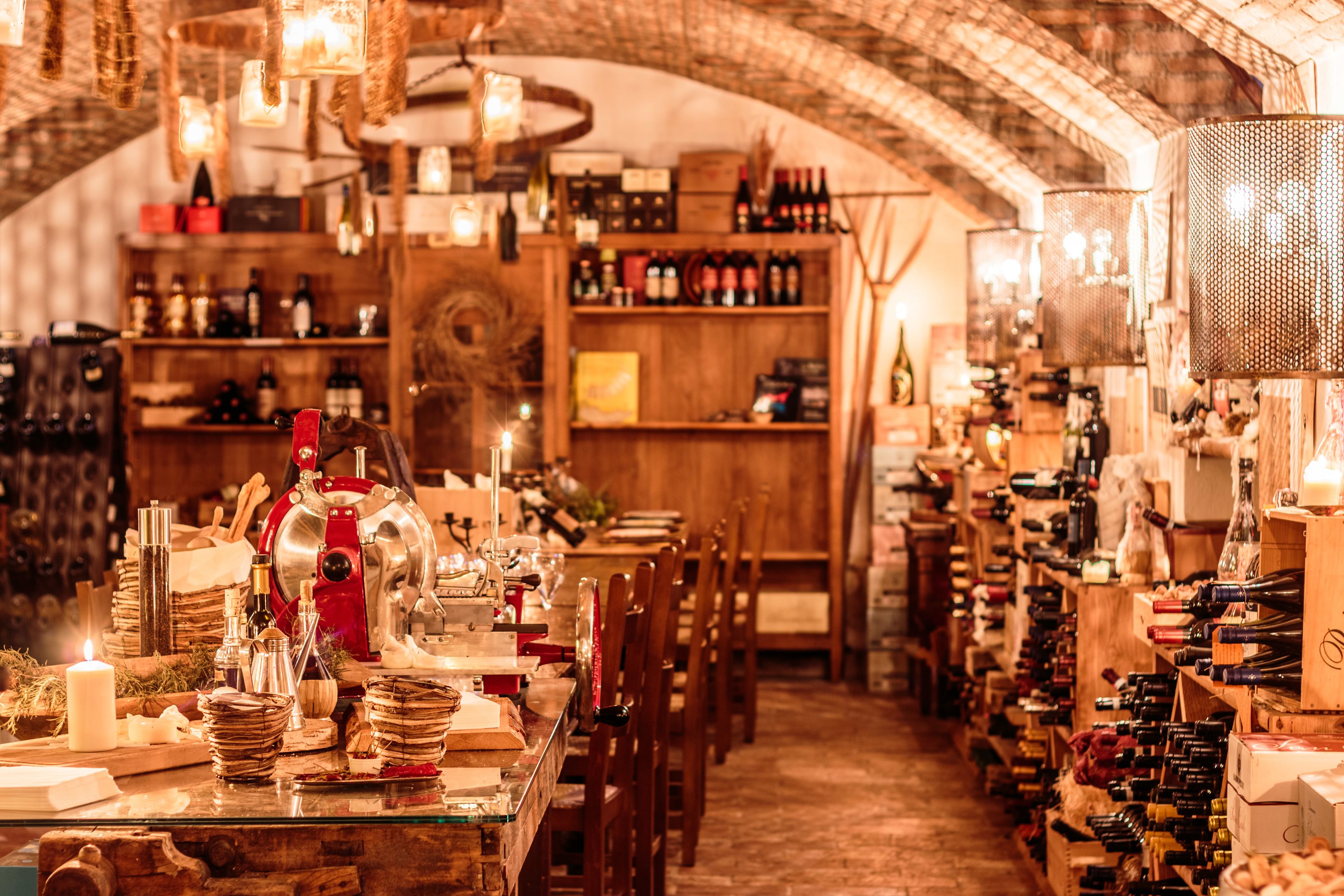 2 restaurants, lunch, dinner served; italian cuisine