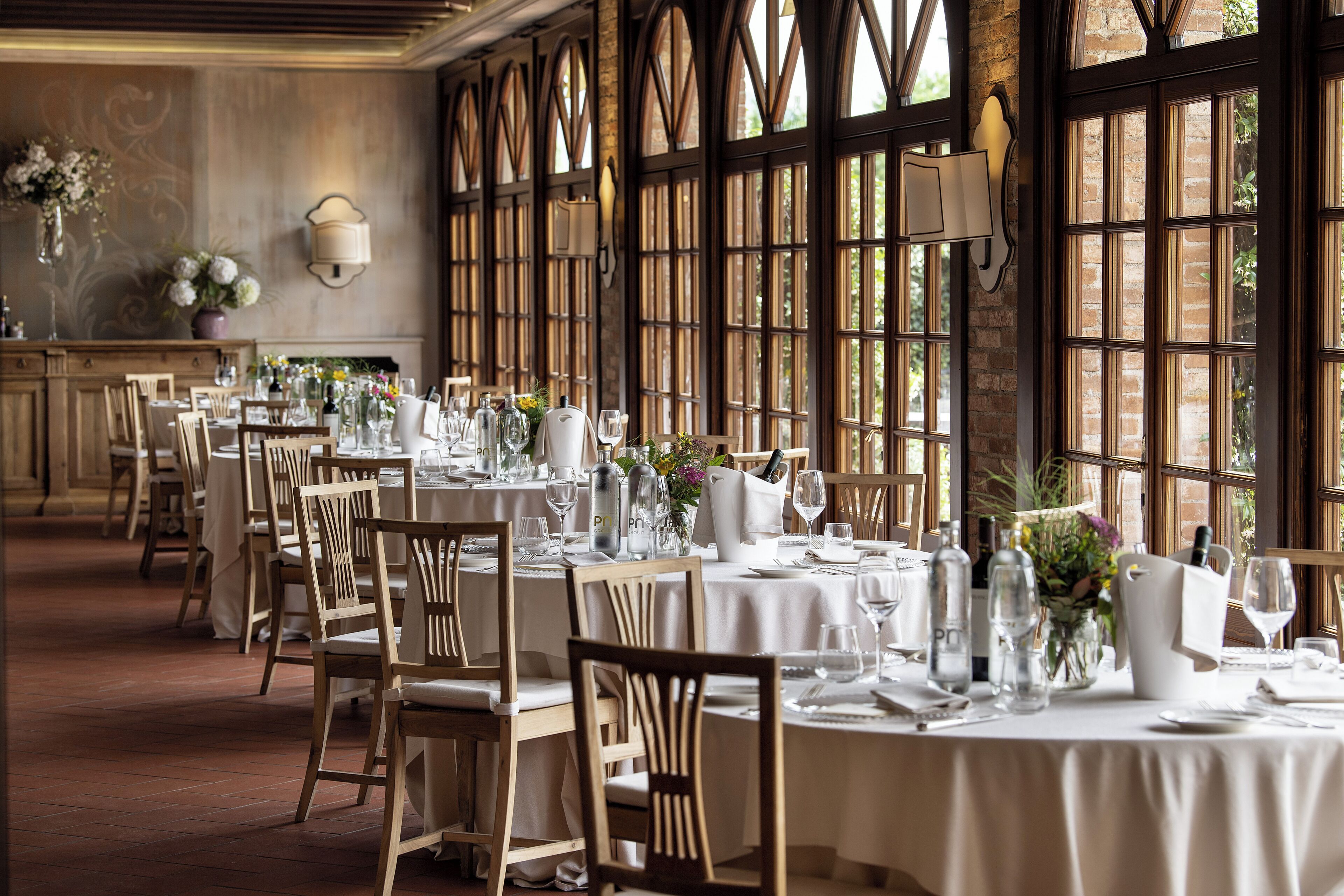 2 restaurants servant le déjeuner et le dîner