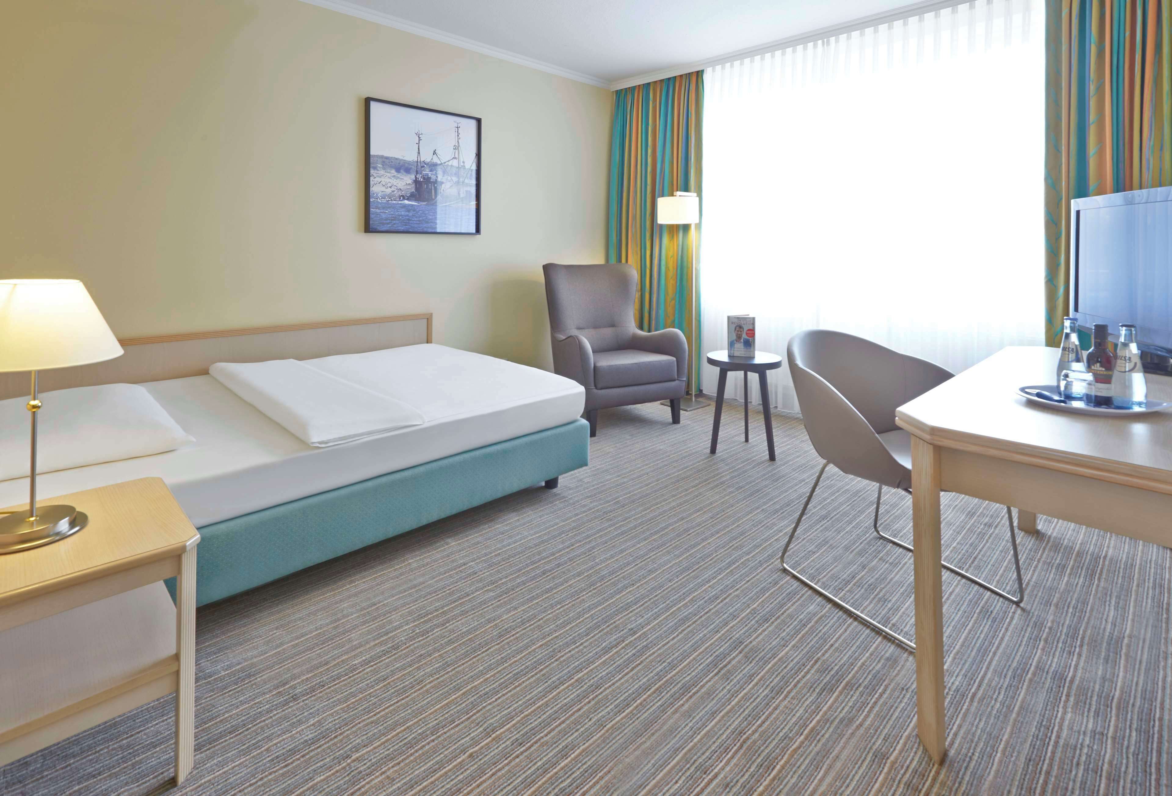 french room 1,40m x 2m | hypo-allergenic bedding, minibar, in-room safe, desk