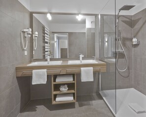 Standard Suite, 1 Bedroom, Kitchenette | Bathroom | Shower, hair dryer, towels - Upstalsboom Parkhotel (Emden)