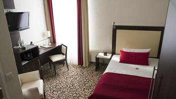Hypo-allergenic bedding, minibar, in-room safe, desk