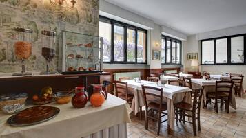 Colazione a buffet, servita tutte le mattine (15 EUR a persona)