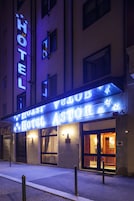 Facciata della struttura - sera/notte