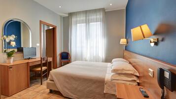 Daunenbettdecken, Schreibtisch, laptopgeeigneter Arbeitsplatz