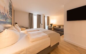 Junior Suite | Down comforters, desk, laptop workspace, blackout drapes - Hotel Bayerischer Hof (Erlangen)
