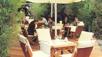 Mittagessen und Abendessen, Speisen im Freien