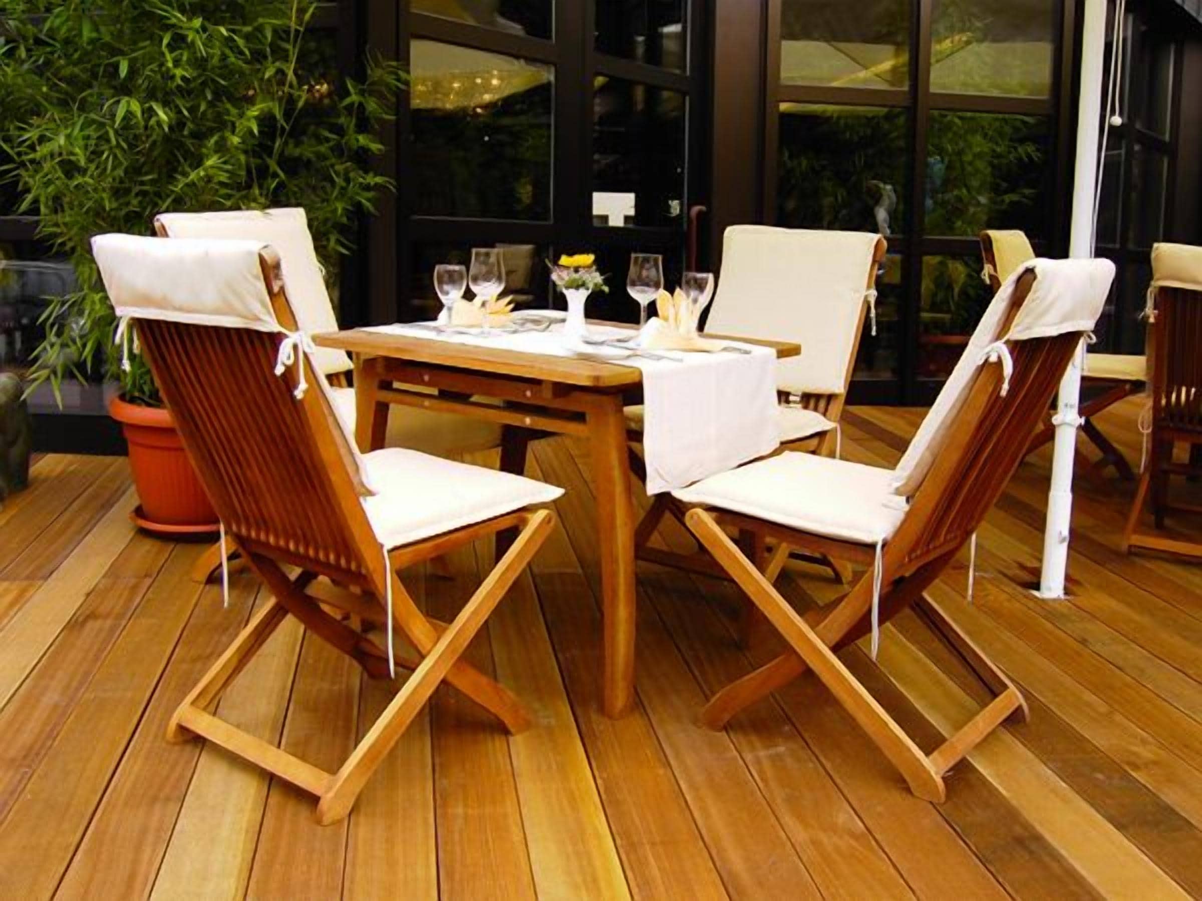 lunch and dinner served, al fresco dining