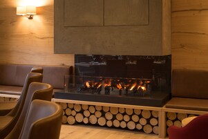 供应午餐和晚餐，室外就餐